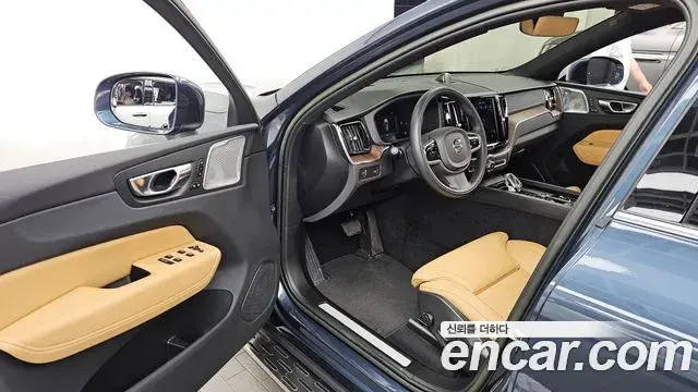 Volvo XC60 2022 — ფოტო 1/40