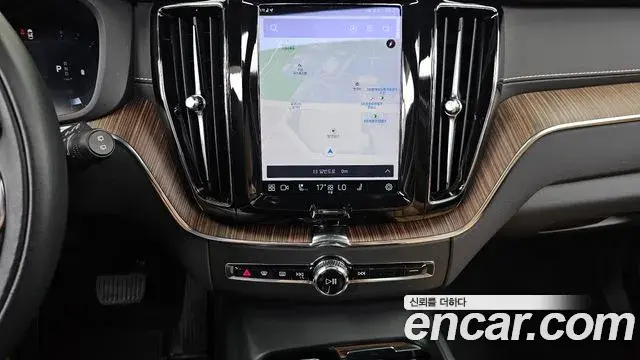 Volvo XC60 2022 — ფოტო 31/40