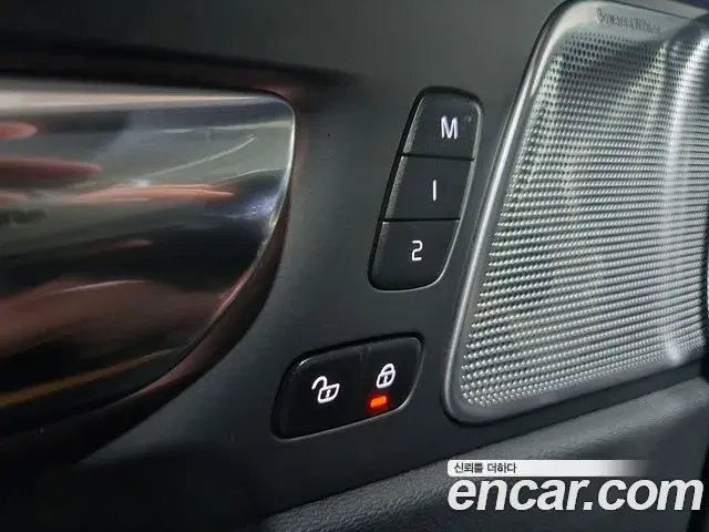 Volvo XC60 2022 — ფოტო 12/40
