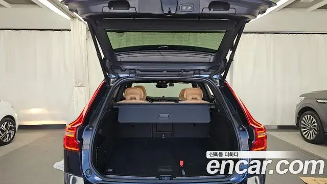Volvo XC60 2022 — ფოტო 19/40