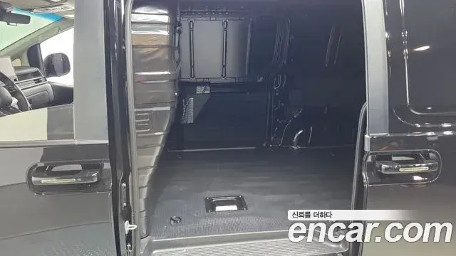 Hyundai Staria 2026 — Photo 33/35