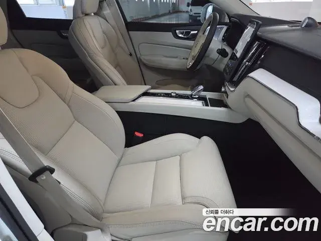 Volvo XC60 2025 — Photo 18/20