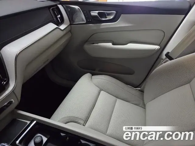 Volvo XC60 2025 — Photo 17/20