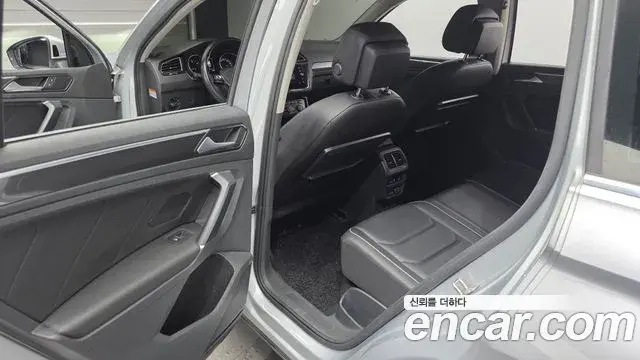 Volkswagen Tiguan 2018 — Фото 11/20