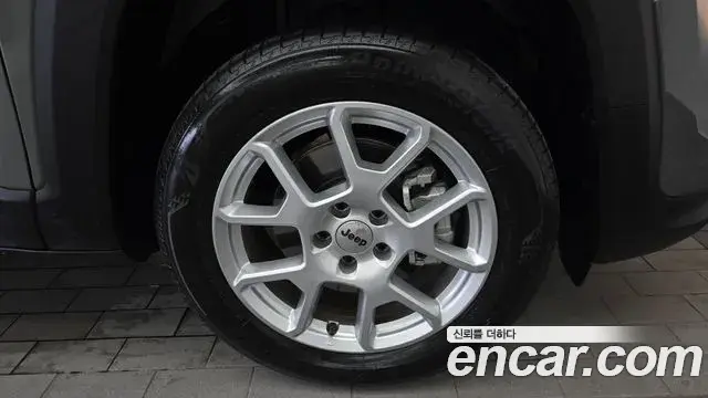 Jeep Renegade 2022 — Photo 28/32