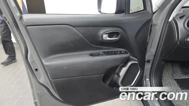 Jeep Renegade 2022 — Photo 27/32