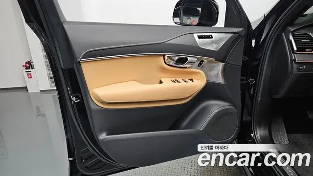 Volvo XC90 2021 — Photo 29/36