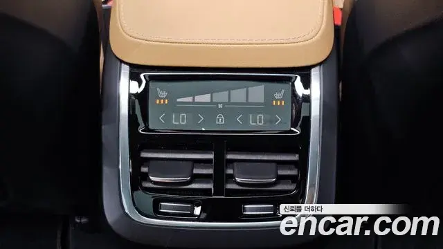 Volvo XC90 2021 — Photo 32/36