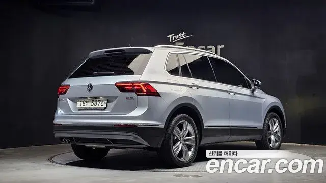 Volkswagen Tiguan 2018 — Şəkil 28/30