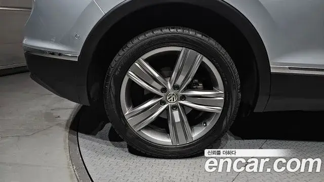 Volkswagen Tiguan 2018 — Şəkil 29/30