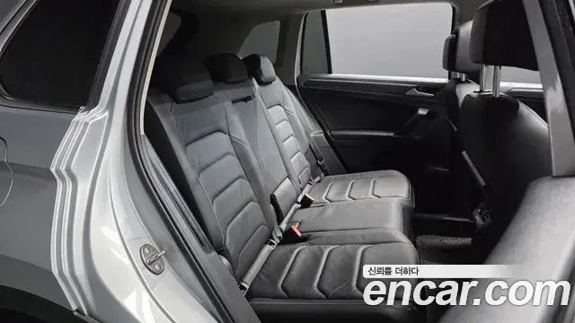 Volkswagen Tiguan 2018 — Şəkil 23/30
