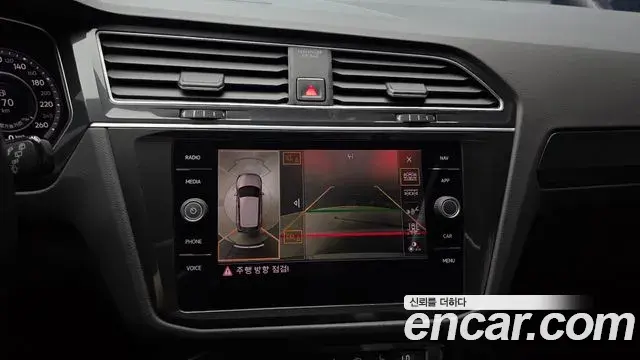 Volkswagen Tiguan 2018 — Şəkil 17/30