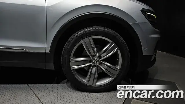Volkswagen Tiguan 2018 — Şəkil 20/30