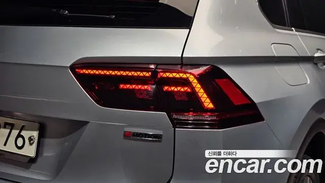 Volkswagen Tiguan 2018 — Şəkil 25/30