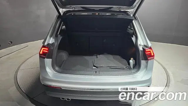 Volkswagen Tiguan 2018 — Şəkil 26/30