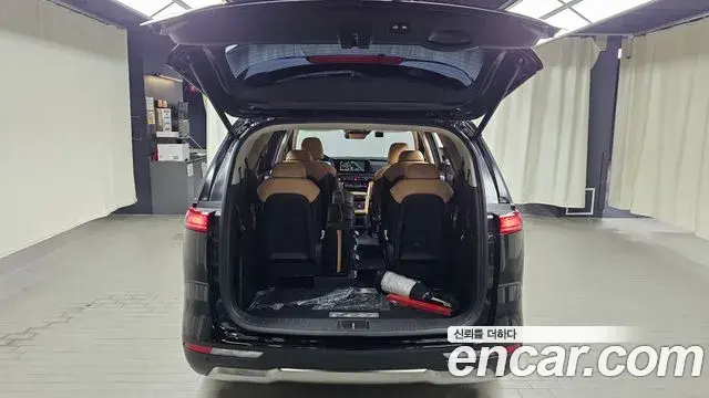 Kia Carnival 2023 — Фото 16/20