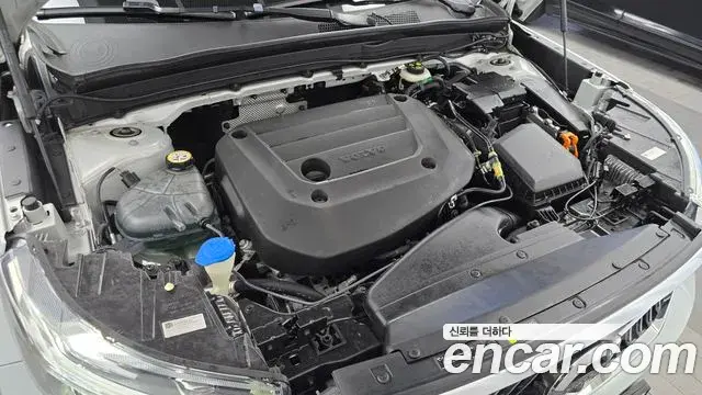 Volvo XC40 2020 — Şəkil 23/32