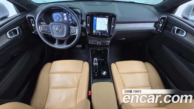 Volvo XC40 2020 — Şəkil 17/32