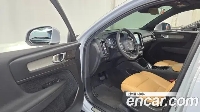 Volvo XC40 2020 — Şəkil 1/32