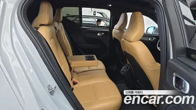 Volvo XC40 2020 — Şəkil 21/32