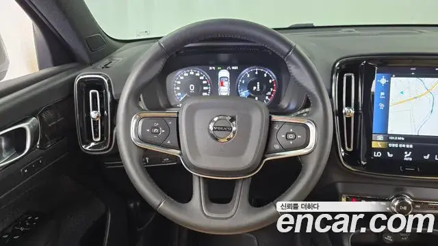 Volvo XC40 2020 — Şəkil 26/32