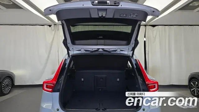Volvo XC40 2020 — Şəkil 29/32