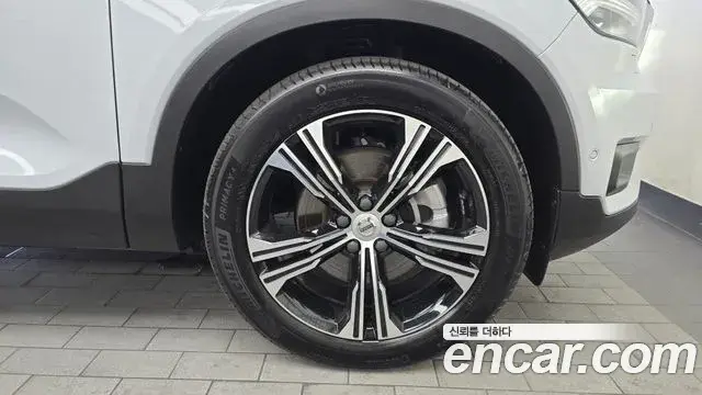 Volvo XC40 2020 — Şəkil 31/32