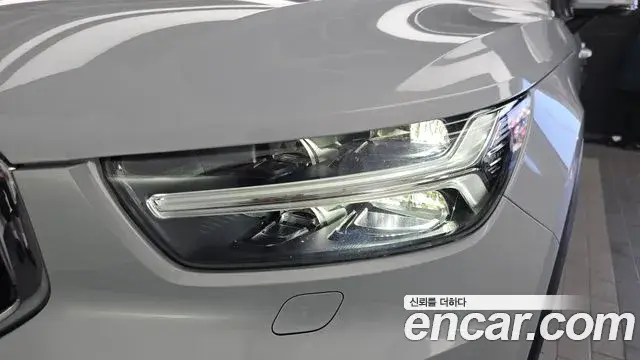 Volvo XC40 2020 — Şəkil 16/32