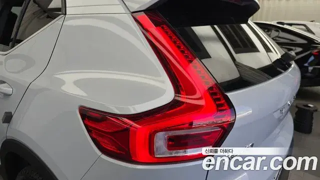 Volvo XC40 2020 — Şəkil 25/32