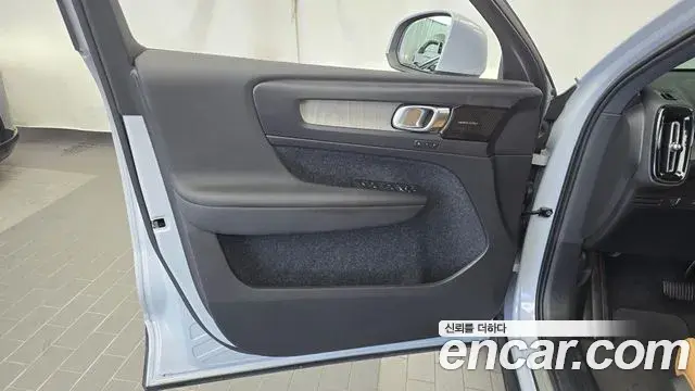Volvo XC40 2020 — Şəkil 32/32
