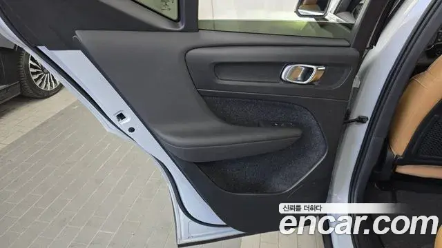 Volvo XC40 2020 — Şəkil 18/32
