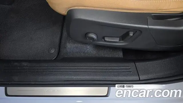 Volvo XC40 2020 — Şəkil 28/32