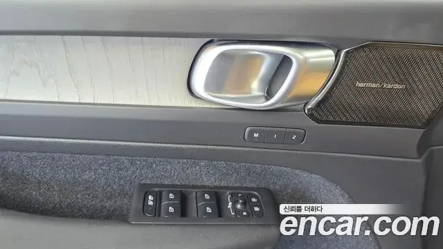 Volvo XC40 2020 — Şəkil 27/32