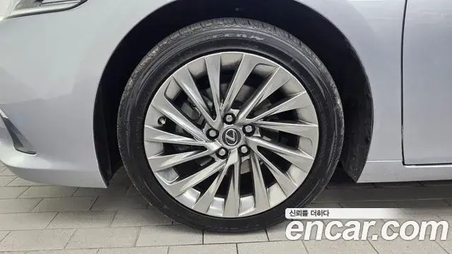 Lexus ES300h 2023 — Şəkil 12/35