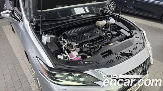 Lexus ES300h 2023 — Şəkil 26/35