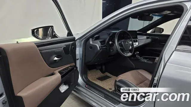 Lexus ES300h 2023 — Şəkil 7/35