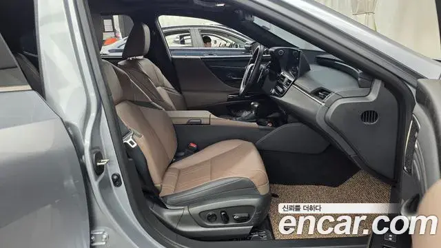 Lexus ES300h 2023 — Şəkil 22/35