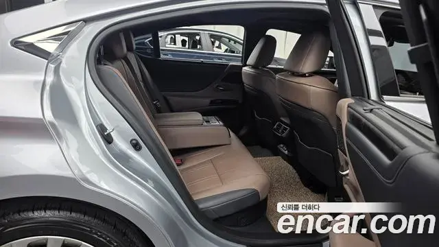 Lexus ES300h 2023 — Şəkil 35/35