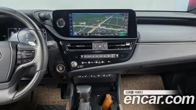 Lexus ES300h 2023 — Şəkil 14/35