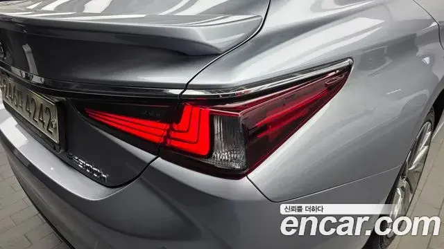 Lexus ES300h 2023 — Şəkil 16/35