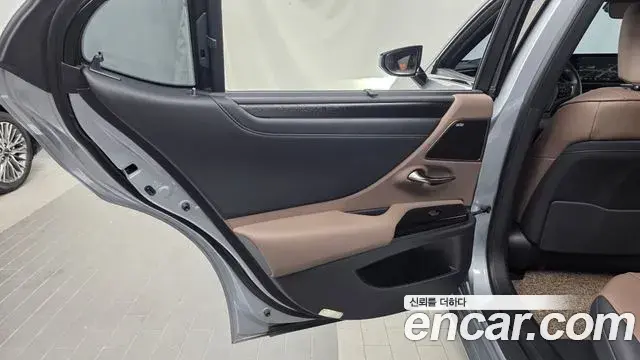 Lexus ES300h 2023 — Şəkil 10/35