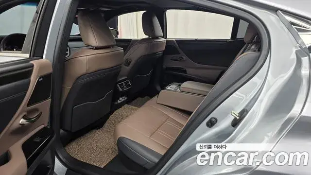 Lexus ES300h 2023 — Şəkil 21/35