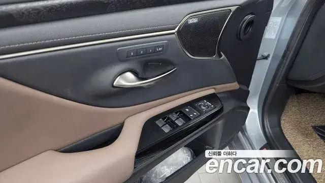 Lexus ES300h 2023 — Şəkil 32/35