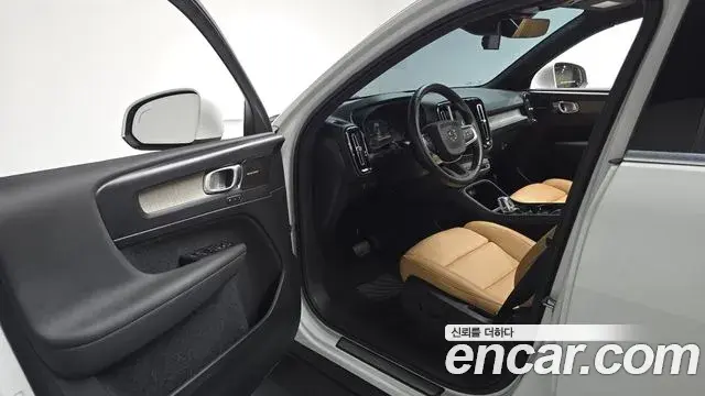 Volvo XC40 2020 — Фото 10/20
