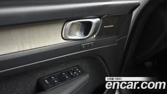Volvo XC40 2020 — Фото 18/20