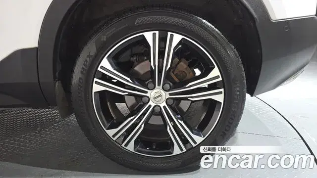 Volvo XC40 2020 — ფოტო 9/33
