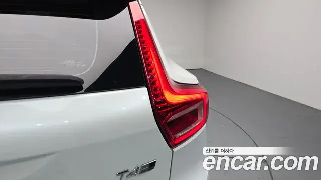 Volvo XC40 2020 — ფოტო 30/33