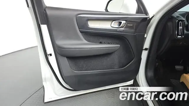 Volvo XC40 2020 — ფოტო 22/33
