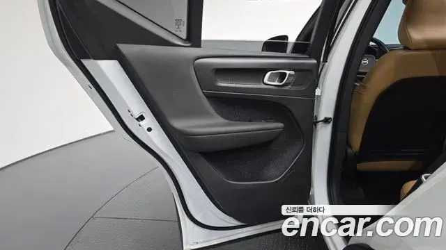 Volvo XC40 2020 — ფოტო 28/33