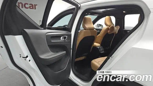 Volvo XC40 2020 — ფოტო 29/33